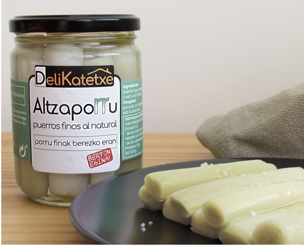 Puerros en conserva con huevos a la plancha.